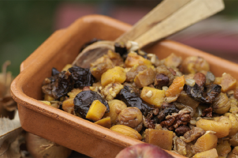 Schotel met noten en vruchten